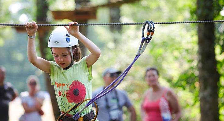 activité accrobranche dans les alentours du camping le Château de Fonrives