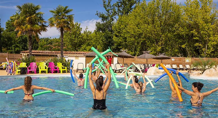 activité aquagym dans le parc aquatique du camping