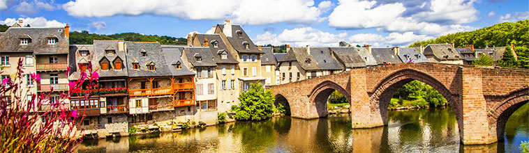 une village du Périgord avec son pont en pierre