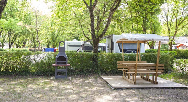 salon et jardin et barbecue sur un emplacement nu du camping