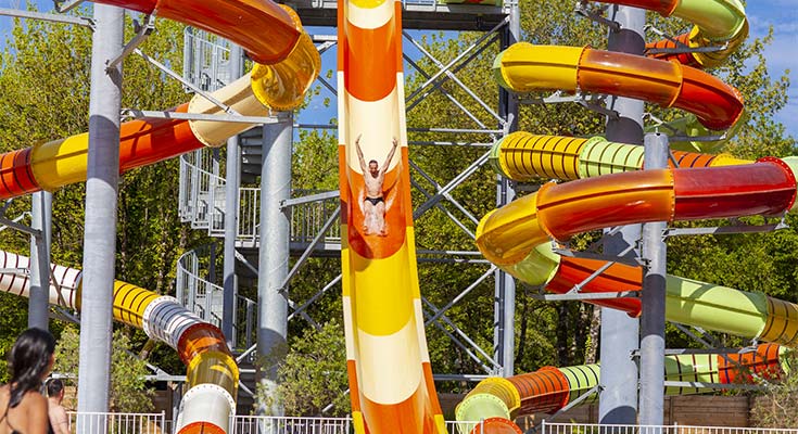 homme glissant sur un toboggan du parc aquatique