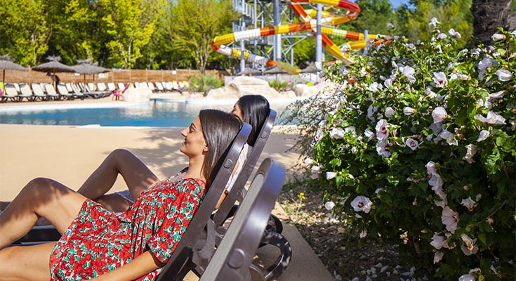 vacancières se reposant sur les transats du parc aquatique