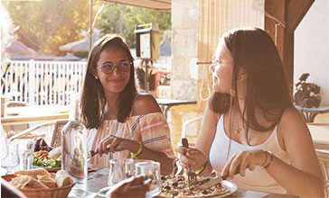 repas en famille sur la terrasse du restaurant du camping