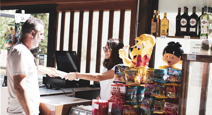 vente de pain frais à l'épicerie du camping