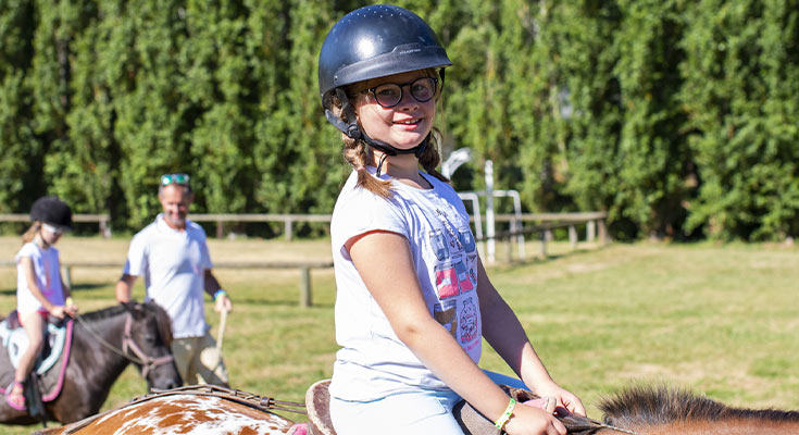 enfant lors d'une balade à poney à proximité du camping le Château de Fonrives