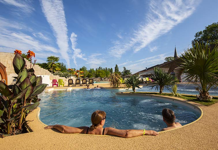 détente dans le jacuzzi du parc aquatique