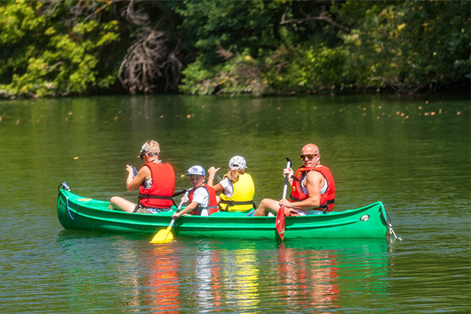 balade familiale en kayak à proximité du camping le Château de Fonrives