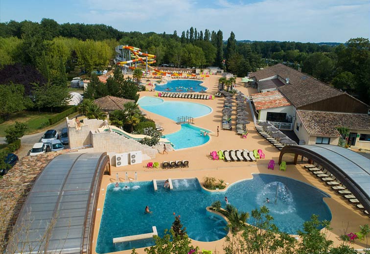 Les piscines chauffées du camping le Chateau de Fonrives