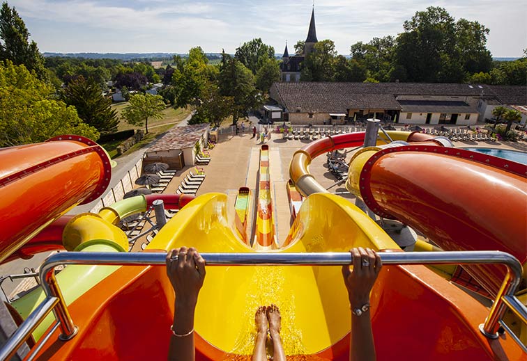 descente en haut du toboggan aquatique